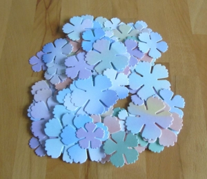 Stanzteile Set mit pastellfarbenen 5-blättrigen Blüten // Dekoration // Basteln // Scrapbooking