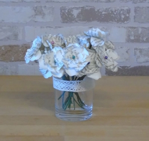 kleines Dekoglas mit Papierblüten aus alten Buchseiten // Dekoration // Tischdeko // Papierblumen // Blüten aus Buchseiten - Handarbeit kaufen