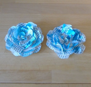 Papierblumen - Set mit 2 blauen Papierblüten aus alten Buchseiten // Tischdeko // Dekoration // Buchdeko // Blumendeko - Handarbeit kaufen
