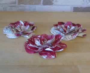 Papierblumen – Set mit 3 dunkelroten Papierblüten aus alten Buchseiten // Tischdeko // Blumendeko // Dekoration - Handarbeit kaufen