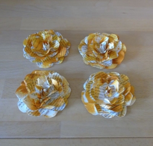 Papierblumen – Set mit 4 honiggelben Papierblüten aus alten Buchseiten // Tischedeko // Blumendeko // Blüten aus Papier - Handarbeit kaufen