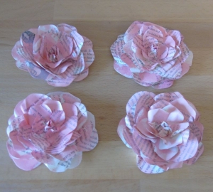 Papierblumen – Set mit 4 rosa Papierblüten aus alten Buchseiten // Blumendeko // Buchdeko // Dekoration