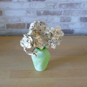 Papierblumen – 3 beige Blütenstauden aus alten Buchseiten // Dekoration // alte Buchseiten // Papierblüten // Muttertag // Valentinstag - Handarbeit kaufen