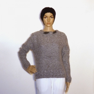 Ein ausgefallenes Strickdesign von einem Damen-Pullover der mit einer Blätterborte am Hals versehen ist. - Handarbeit kaufen