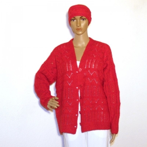 Schicke Damen-Jacke in  Rot. Diese wurde mit verschiedenen Ajour Muster gestrickt und somit wurde Sie zu einem besonderen  Design.