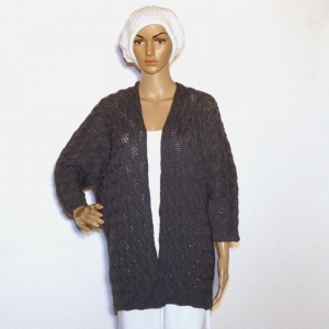 Eine Moderne Elegante Damen-Jacke im Ajour Muster in Grau.