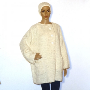 Für die kalte Jahreszeit ein schicker Damen-Mantel in  Weiß. - Handarbeit kaufen