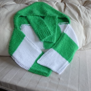 Größe 3-6 Monate Kapuzen-Schal in Grün-Weiß mit Handstulpen.