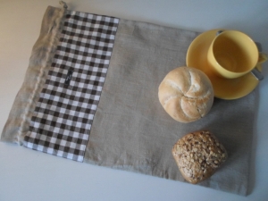 Brotbeutel *de luxe* Leinen beige/ braun-weiß kariert von friess-design mit Baumwollkordel 