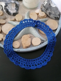Filigraner gehäkelter Spitzenkragen zum Aufpeppen von Outfits Statement Halskette Bubikragen romantisch boho royalblau - Handarbeit kaufen