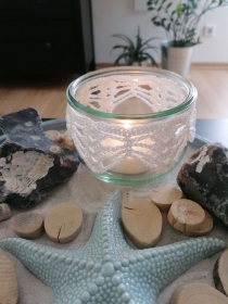 Umhäkeltes Teelichtglas Windlicht mit Spitzenbordüre Kerzenhalter weiß 