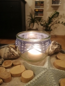 Umhäkeltes Teelichtglas Windlicht mit Spitzenbordüre Kerzenhalter hellblau