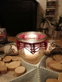 Umhäkeltes Teelichtglas Windlicht mit Spitzenbordüre Kerzenhalter bordeaux dunkelrot weinrot
