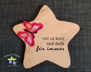  Erinnerung an Sternenkind, Verstorbene, Geschenk für Angehörige, individuelle gestaltetes Trauergeschenk, Stern aus Holz mit Schmetterling - Handarbeit kaufen