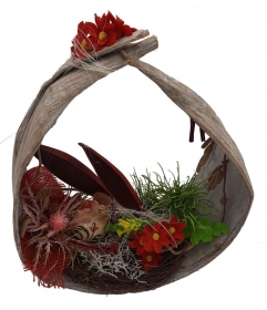 Einzigartige Tischdeko aus gebogenen Kokosblatt