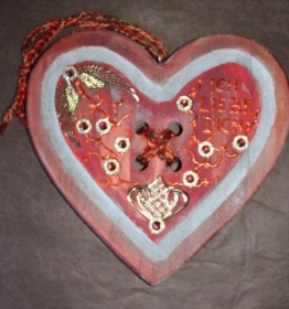 Geschenk zum Valentinstag ICH LIEBE DICH abstrakt gestaltetes Herz aus Holz mit Acrylfarbe im Shabby-Stil bemalt mit Metallapplikationen verziert - Handarbeit kaufen