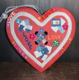 Geschenk zum Valentinstag LOVE abstrakt gestaltetes Herz aus Holz mit Acrylfarbe im Shabby-Stil bemalt, mit Jeansstoff dekoriert - Handarbeit kaufen
