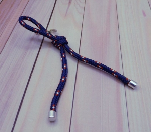 Schlüsselanhänger Segeltau in dunkeblau mit farbigen Einschlüssen - Handarbeit kaufen