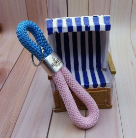 Schlüsselanhänger aus rosa und blauen Segeltau und einen Zwischenstück mit einem graviertem 