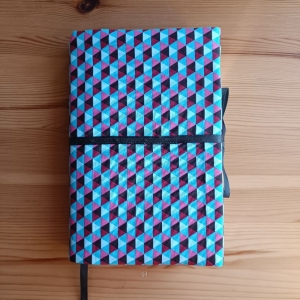 verstellbare Buchhülle zum Zubinden, Lesezeichenband, für Buch max. 19cm hoch & 7cm dick, aus Stoffresten, blau, pink - Handarbeit kaufen
