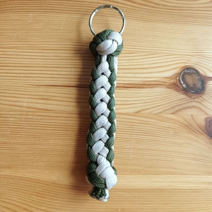 Schlüsselanhänger, 8cm lang, aus Paracord Bändern, dunkelgrün, beige - Handarbeit kaufen