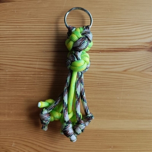 Schlüsselanhänger, 8cm lang, aus Paracord Bändern, braun, neongrün