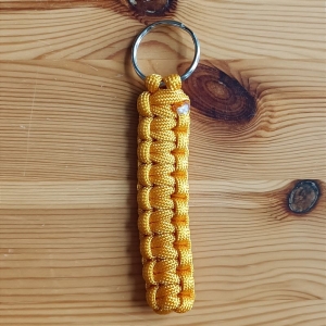 Schlüsselanhänger, 8cm lang, aus Paracord Bändern, gold - Handarbeit kaufen