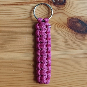 Schlüsselanhänger, 8cm lang, aus Paracord Bändern, pink