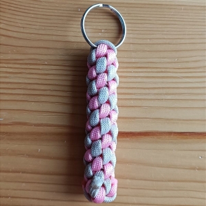 Schlüsselanhänger, 8cm lang, aus Paracord Bändern, beige, rosa