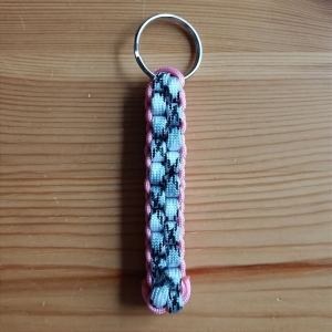 Schlüsselanhänger, 8cm lang, aus Paracord Bändern, schwarz, weiß, rosa - Handarbeit kaufen