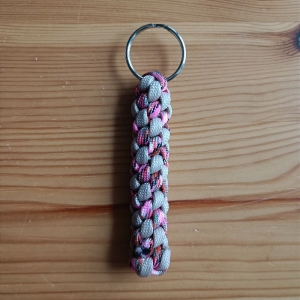 Schlüsselanhänger, 8cm lang, aus Paracord Bändern, beige, pink