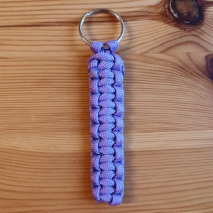Schlüsselanhänger, 8cm lang, aus Paracord Bändern, lila