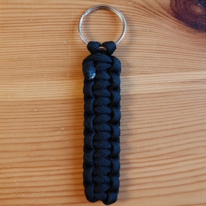 Schlüsselanhänger, 8cm lang, aus Paracord Bändern, schwarz