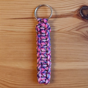 Schlüsselanhänger, 8cm lang, aus Paracord Bändern, pink, lila