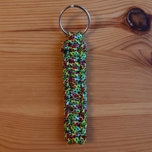 Schlüsselanhänger, 8cm lang, aus Paracord Bändern, grün, rot