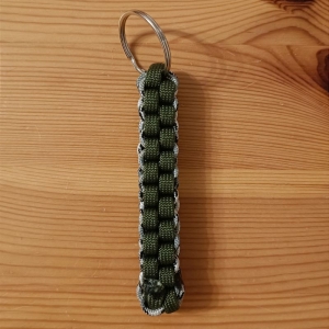 Schlüsselanhänger, 8cm lang, aus Paracord Bändern, schwarz, weiß, armygrün