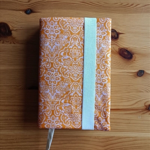 verstellbare und wendbare Buchhülle, Lesezeichenband, für Taschenbücher max. 19,5cm hoch, aus Stoffresten, orange, rosa - Handarbeit kaufen