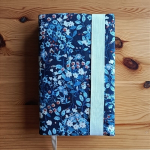 verstellbare und wendbare Buchhülle, Lesezeichenband, für Taschenbücher max. 19,5cm hoch, aus Stoffresten, blau - Handarbeit kaufen
