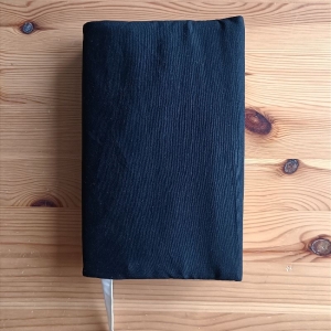 verstellbare und wendbare Buchhülle, Lesezeichenband, für Taschenbücher max. 19,5cm hoch, aus Stoffresten, schwarz, hellgrau