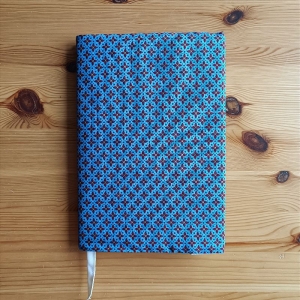verstellbare und wendbare Buchhülle Din A5, Lesezeichenband, für (Notiz-)Buch/Kalender max. 21cm hoch, aus Stoffresten, blau, rot - Handarbeit kaufen
