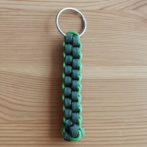 Schlüsselanhänger, 8cm lang, aus Paracord Bändern, hellgrün, dunkelgrün - Handarbeit kaufen