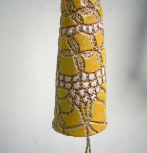 Glocke aus Keramik, Gelb-Weiß glasierte Keramikglocke