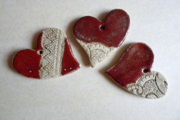 Geschenkanhänger-Set ♥Herz♥ 3 kleine Herzen aus Keramik mit Muster (teilglasiert)
