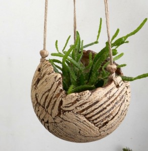 SCHRAFFUR Getöpferte Blumenampel, Hängeampel aus Keramik mit kräftiger Struktur  Ø11cm