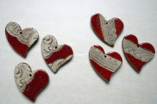 *RESERVIERT* Geschenkanhänger-Set ♥Herz♥ 3 kleine Herzen aus Keramik mit Muster (teilglasiert, Rückseite komplett glasiert)