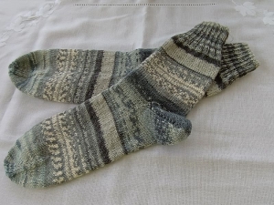 Handgestrickte Socken mit Bumerangferse und Bandspitze in grau Gr. 42/43    