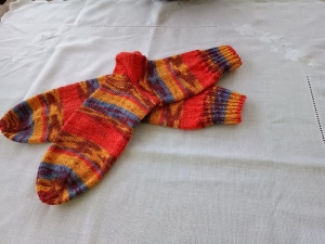 Handgestrickte Socken mit Bumerangferse und Bandspitze rot gemustert Gr. 40/41    - Handarbeit kaufen