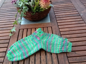 Handgestrickte Socken mit Bumerangferse und Bandspitze Gr. 36/37  grün gestreift