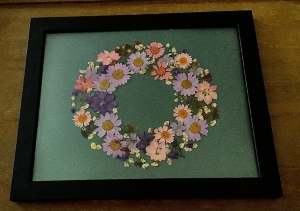Holzbilderrahmen, Fotobilderrahmen - Echte gepresste Blüten in einem Blütenkranz - Handarbeit kaufen