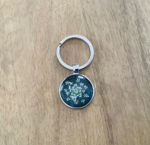 Schlüsselanhänger mit Schlüsselring, Schlüsselanhänger mit echter Blüte  - Echte gepresste Wiesenkerbelblüte unter einem Glascabochon 